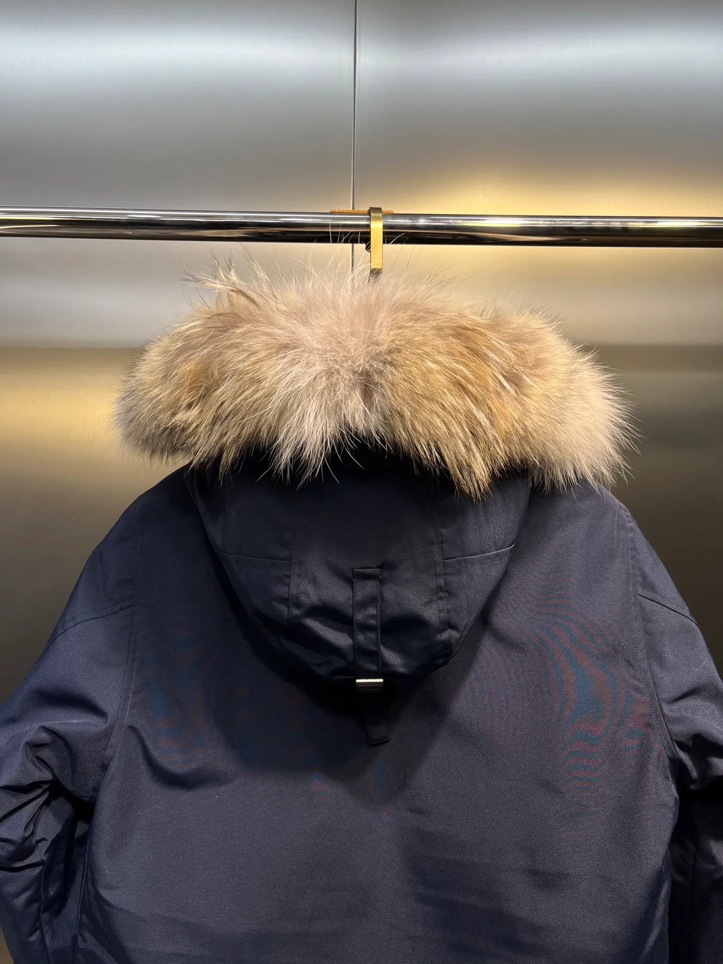 P840 𝘾𝘼𝙉𝘼𝘿𝘼 𝙂𝙊𝙊𝙎𝙀Big Goose 13# The design of Big Goose 13 is simple and elegant, a little longer than the 08 model, more suitable for men and suitable for business people. This down jacket is popular for its simple design, which is not only practical but also has a certain sense of fashion. In terms of applicability, the Daye 13 model provides good thermal insulation performance. Its thermal insulation coefficient is level 5, which can provide enough warmth and is suitable for wearing in cold environments. In addition, the Daye 13 model also has a high cost performance. Compared with other models, it provides a better balance between price and performance, making it more competitive in the market.  size：xs-xxl